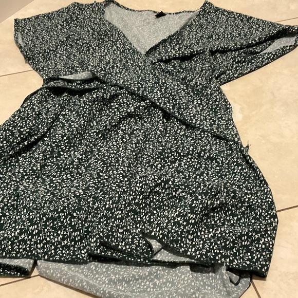 Dresses - Picture 3 of 5